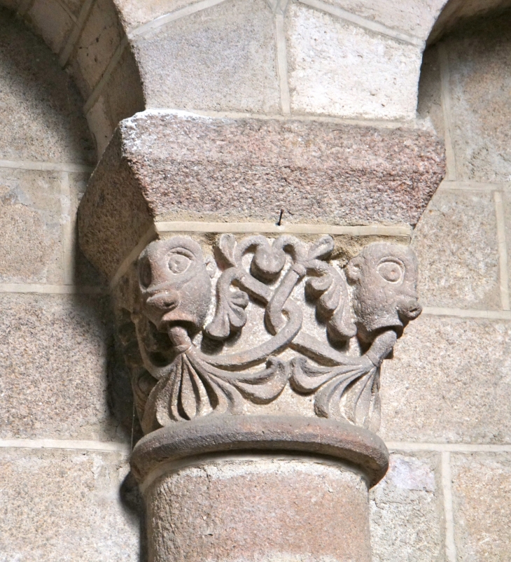 Les arcatures de la nef reposent sur des chapiteaux sculptés. Eglise abbatiale Saint Pierre. - Solignac