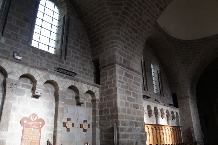 Les arcatures de la nef. Eglise abbatiale Saint Pierre. - Solignac