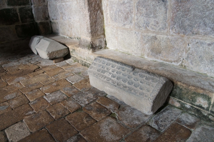 Pierres tombales : eglise abbatiale Saint Pierre. - Solignac