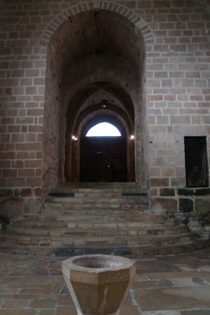 Eglise abbatiale Saint Pierre - Vers le portail. - Solignac