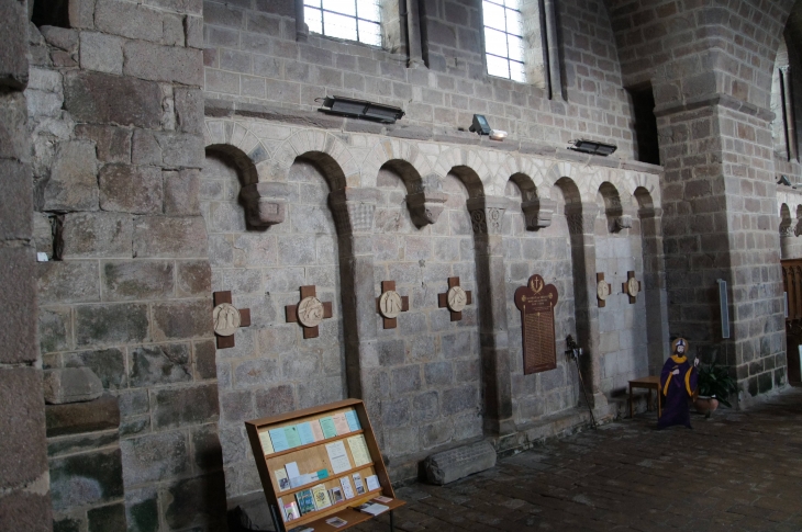Les arcatures de la nef au nord de l'église abbatiale Saint Pierre. - Solignac