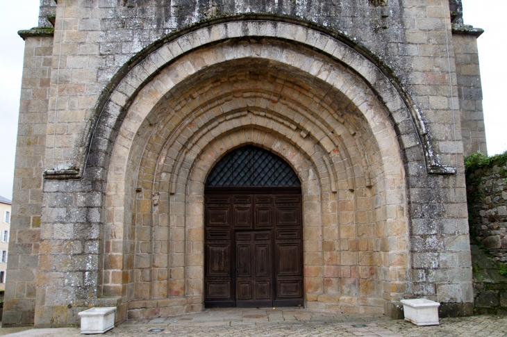 Le portail de l'église abbatiale Saint Pierre. - Solignac