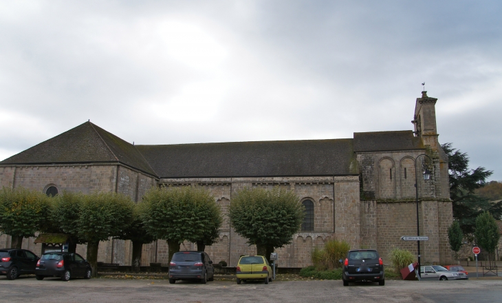 Façade Nord de l'église abbatiale Saint Pierre. - Solignac
