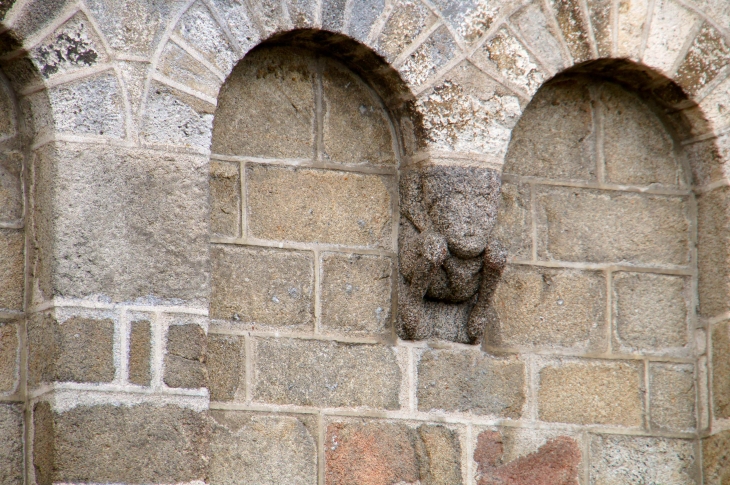 Détail : arcatures de la façade nord de l'église abbatiale Saint Pierre. - Solignac