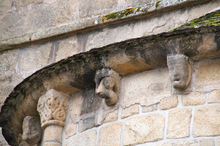Modillons et chapiteau du chevet de l'église abbatiale Saint Pierre. - Solignac