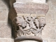 Les arcatures de la nef reposent sur des chapiteaux sculptés. Eglise abbatiale Saint Pierre.