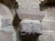 Les arcatures de la nef reposent sur des chapiteaux sculptés. Eglise abbatiale Saint Pierre.