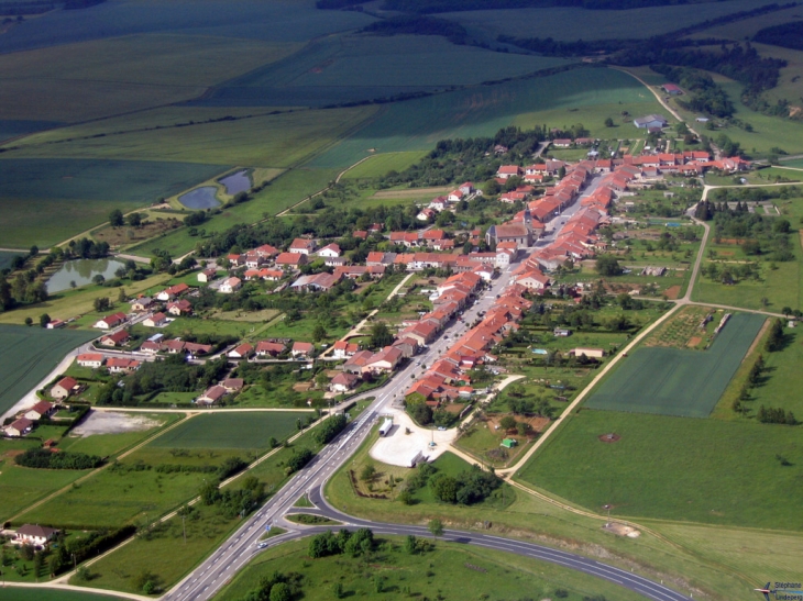 Vue aérienne du village d'Allain