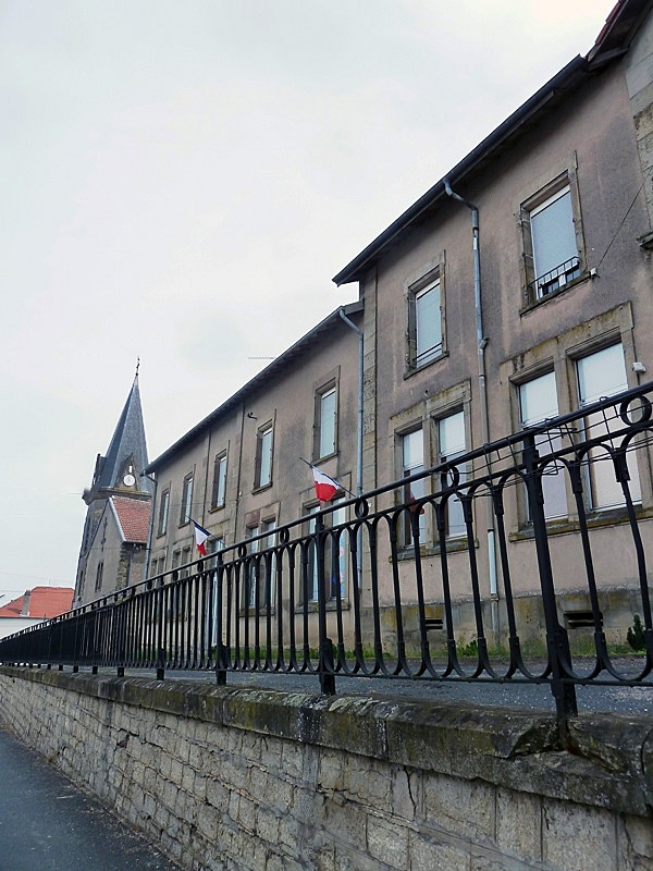 La mairie et l'église alignées dans la rue principale - Avricourt