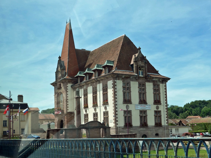 L'hôtel de ville sur le pont de la Meurthe - Baccarat