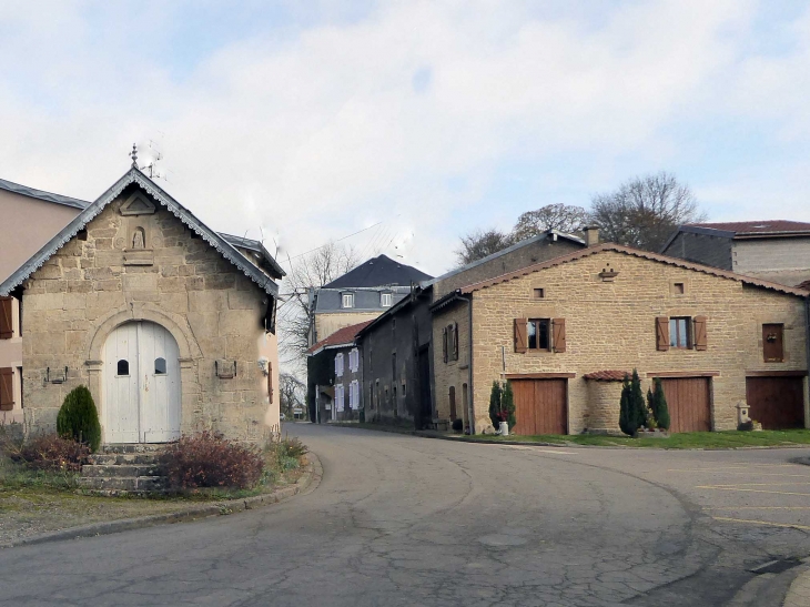 Chapelle dans le village - Baslieux