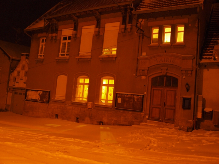 La neige devant la mairie - Dommartin-la-Chaussée