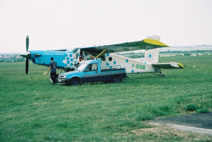 Avion du club de parachutisme - Doncourt-lès-Conflans