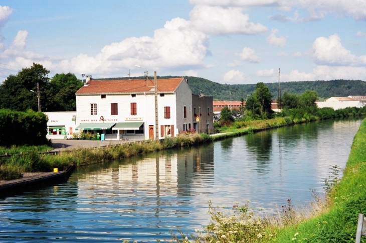 Foug - Canal et café des mariniers