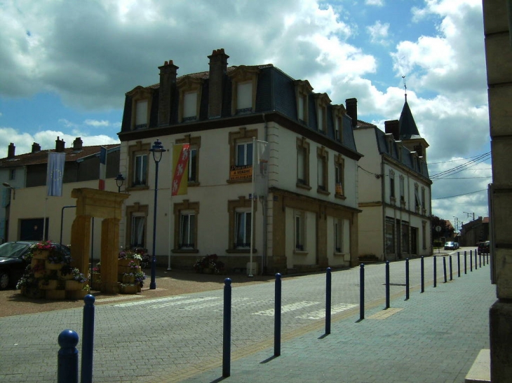 Face à la mairie - Homécourt