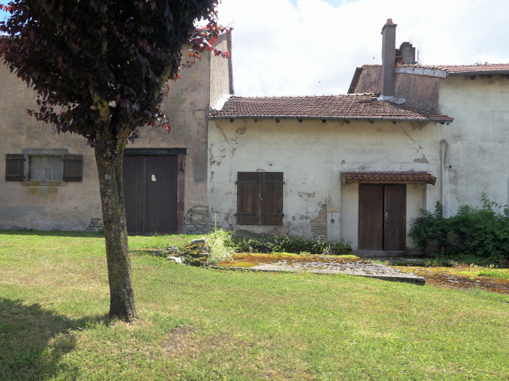 Maison lorraine typique : l'usoir devant l'entrée - Juvrecourt