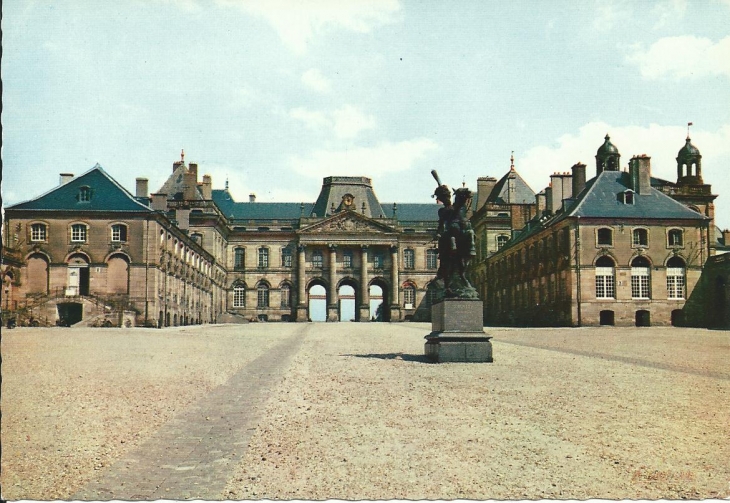 Le-chateau-et-la-statue-du-marechal-lasalle-carte-postale-des-annees-1960                    - Lunéville
