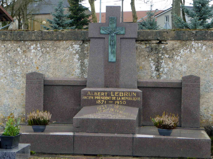 Le tombeau du Président Albert Lebrun dans le cimetière - Mercy-le-Haut
