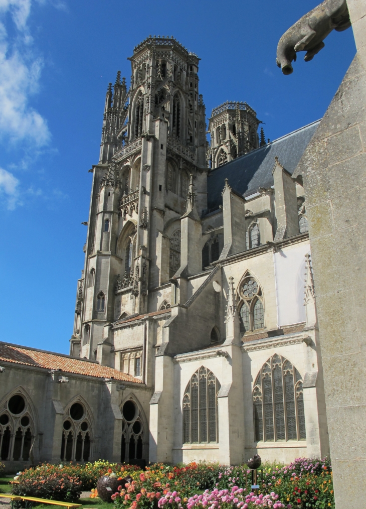 La cathédrale de Toul depuis le Cloître