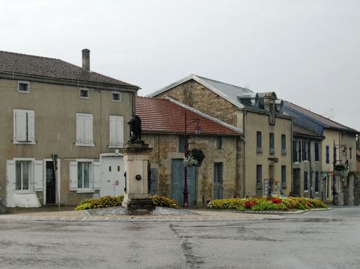 Maisons dans la rue principale - Ancerville