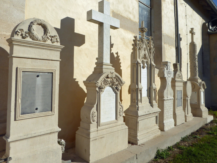 MARBOTTE : l'église Saint Gérard  tombes anciennes - Apremont-la-Forêt