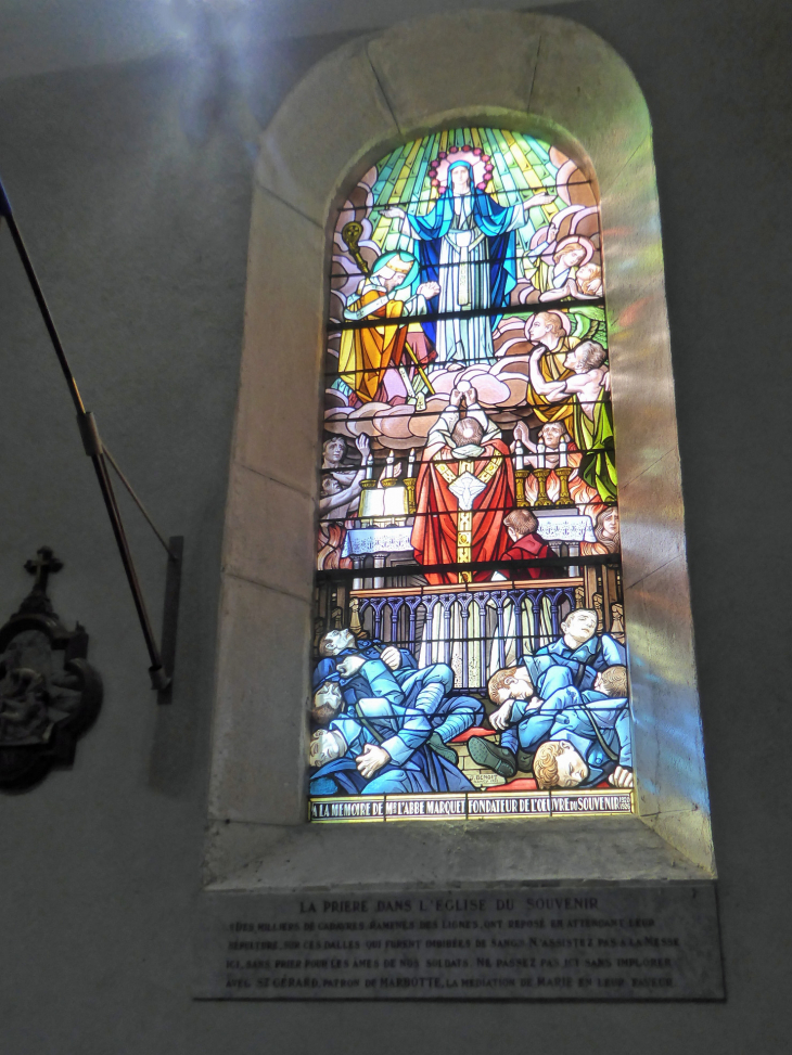 MARBOTTE : la prière dans l'église du souvenir - Apremont-la-Forêt