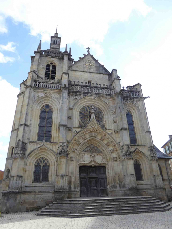 Place Saint Pierre : l'église Saint Etienne - Bar-le-Duc