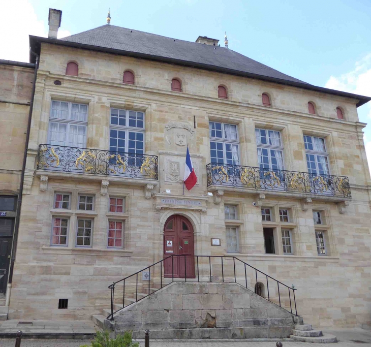 Place Saint Pierre : l'hôtel de Florainville, palais de Justice - Bar-le-Duc