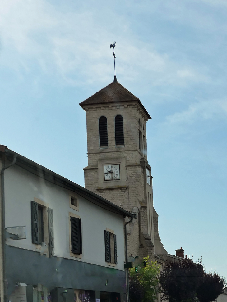 L'église dans la rue principale - Belleville-sur-Meuse