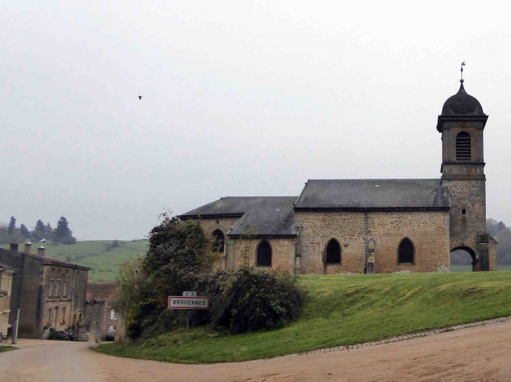 L'église à l'entrée du village - Brouennes