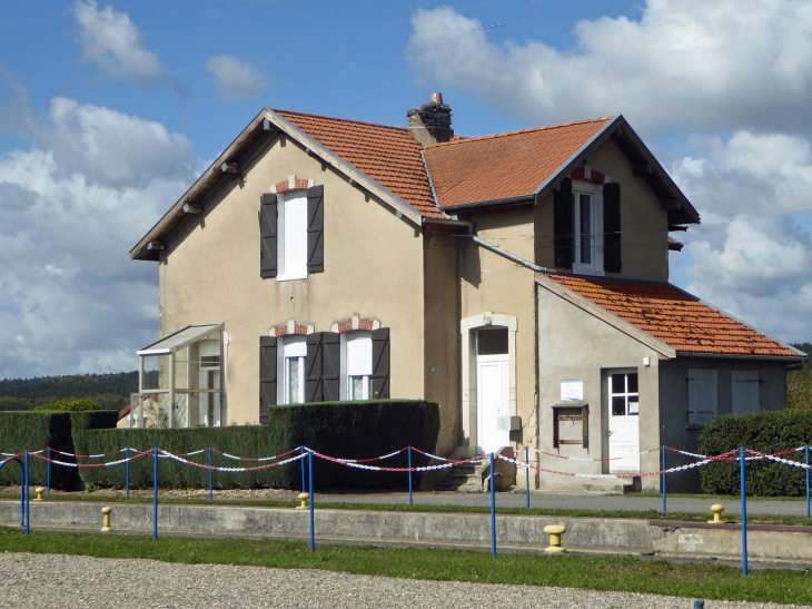 Maison éclusière au bord du canal de la Meuse - Champneuville