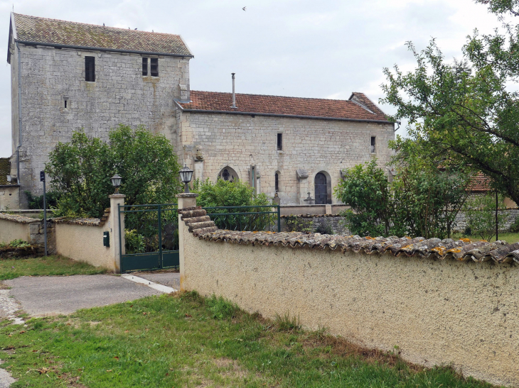 L'église  romane fortifiée Saint Brice - Champougny