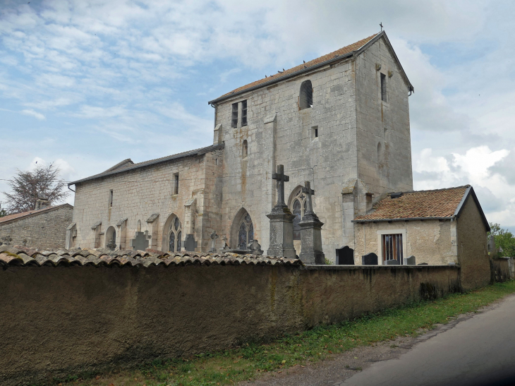 L'église romane fortifiée Saint Brice - Champougny