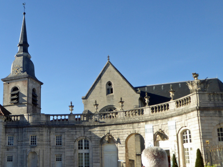 La place du Fer à Cheval : vue sur l'église Saint Pantaléon - Commercy