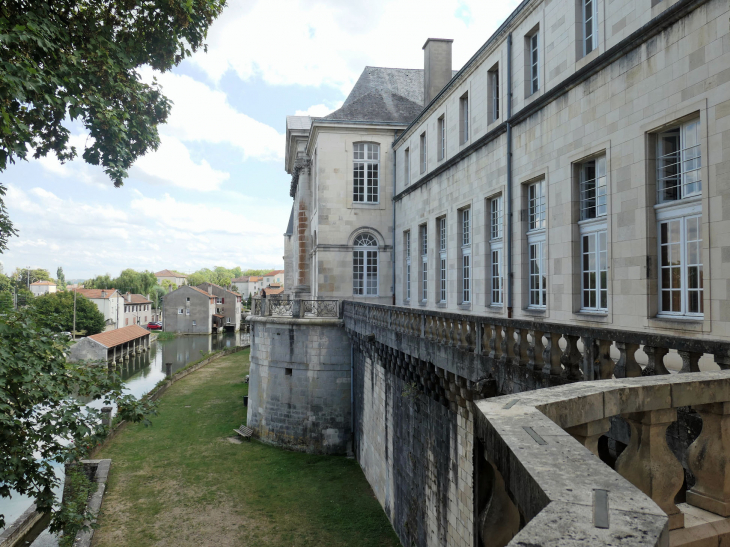 La terrasse à l'arrière du château - Commercy