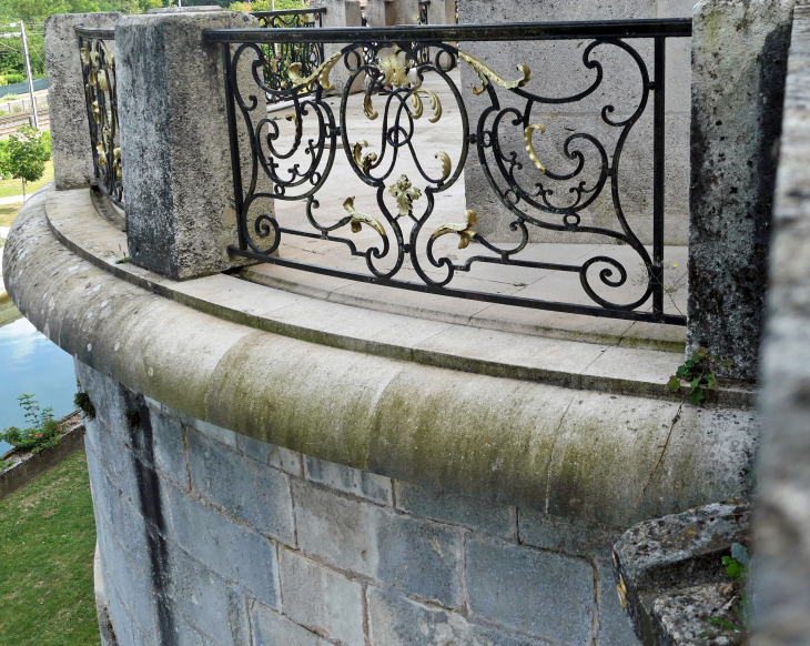 Détail de la grille de la balustrade du château - Commercy