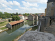 vue sur le bras de Meuse derrière le château : le lavoir