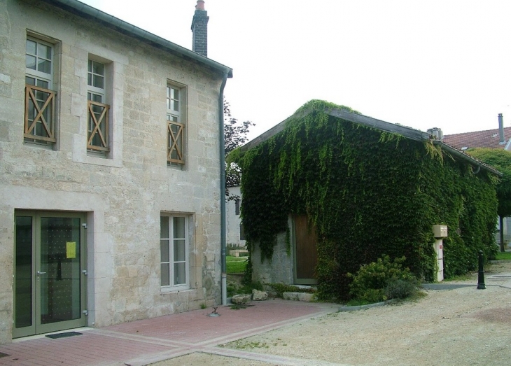 Maison des traditions et ancien four à pain - Dieue-sur-Meuse