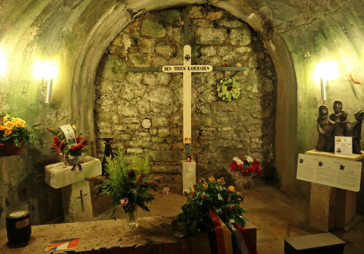 La mort dans le fort : mémorial en souvenir des 679 soldats allemands ensevelis dans le fort - Douaumont