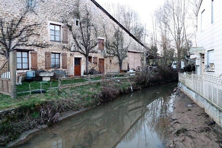 Ruisseau dans le village - Écouviez
