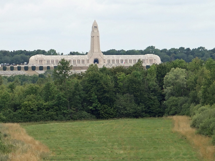 Arrivée à l'ossuaire  par le sentier pédestre - Fleury-devant-Douaumont