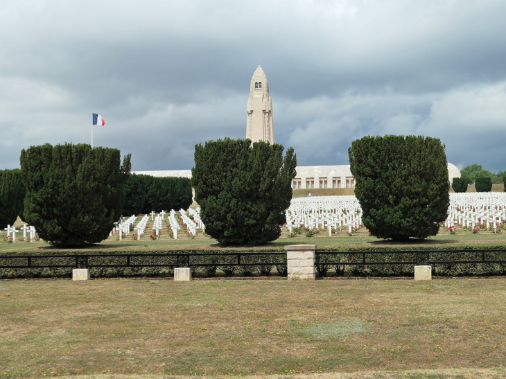 La nécropole devant l'ossuaire - Fleury-devant-Douaumont