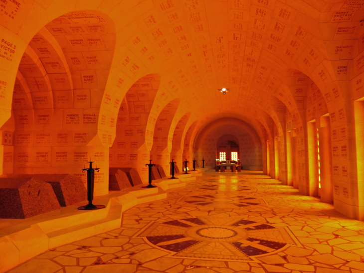 Le cloître : la lumière rouge symbolise le massacre - Fleury-devant-Douaumont
