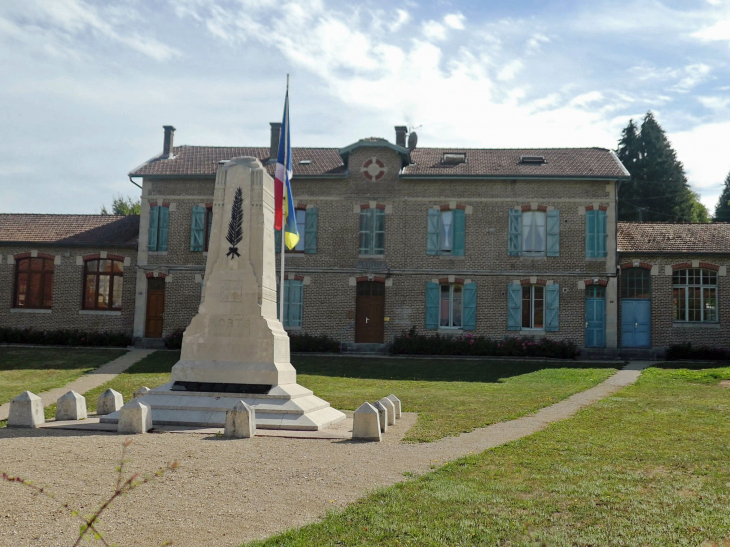Le monument aux morts devant la mairie - Futeau