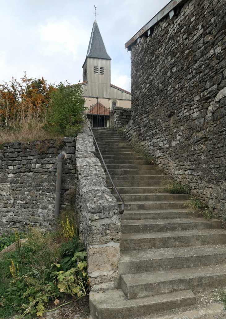 L'église en haut de l'escalier - Julvécourt