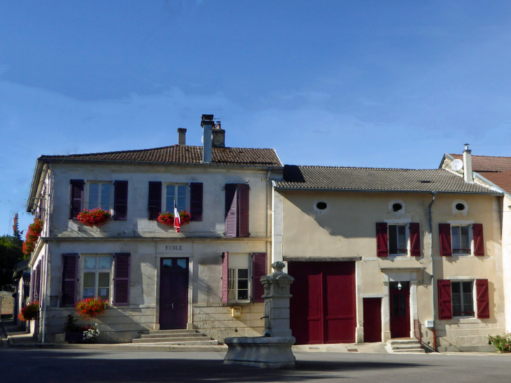 Le centre : mairie et fontaine - Kœur-la-Grande