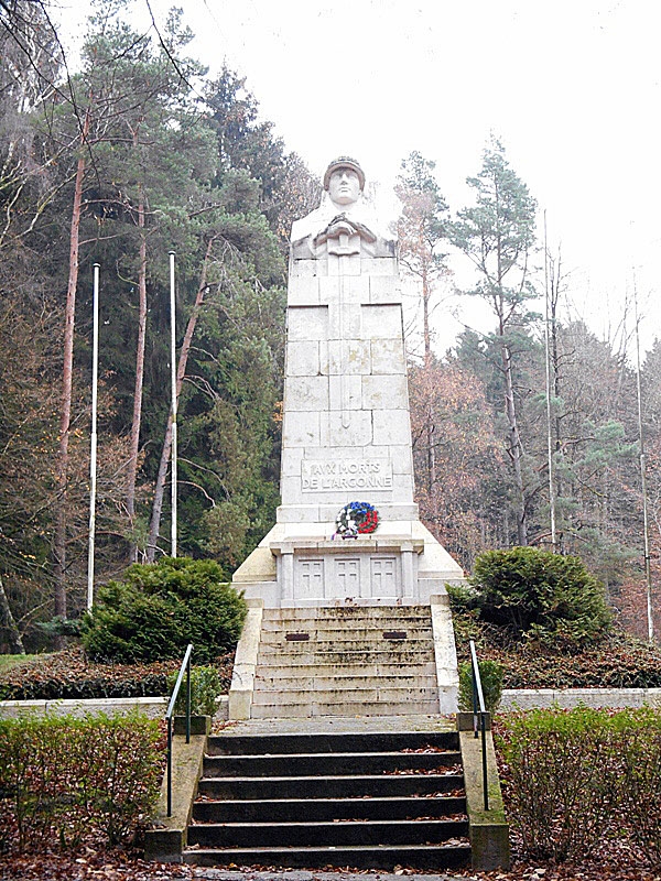 Monument commémoratif 14-18 en forêt - Lachalade