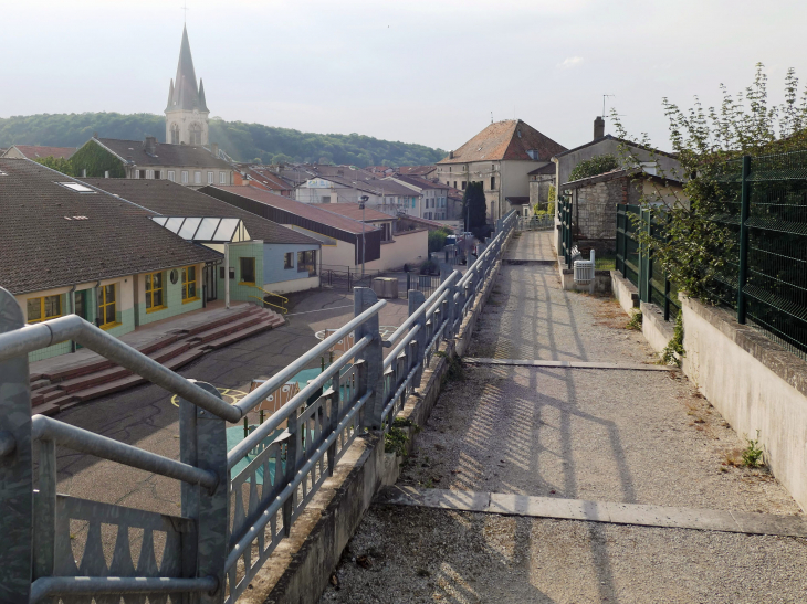 La ville vue du chemin des Canons sur les remparts - Ligny-en-Barrois