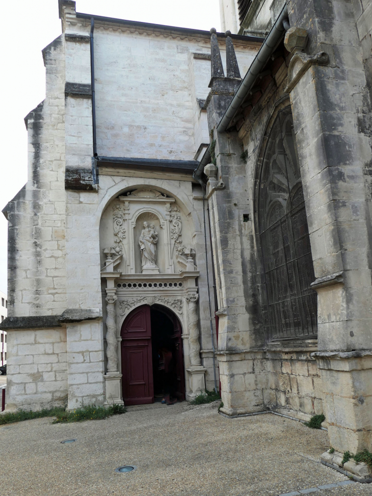 Entrée de l'élise Notre Dame des Vertus - Ligny-en-Barrois