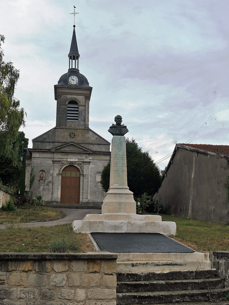 Le monument aux morts devant l'église - Ménil-la-Horgne